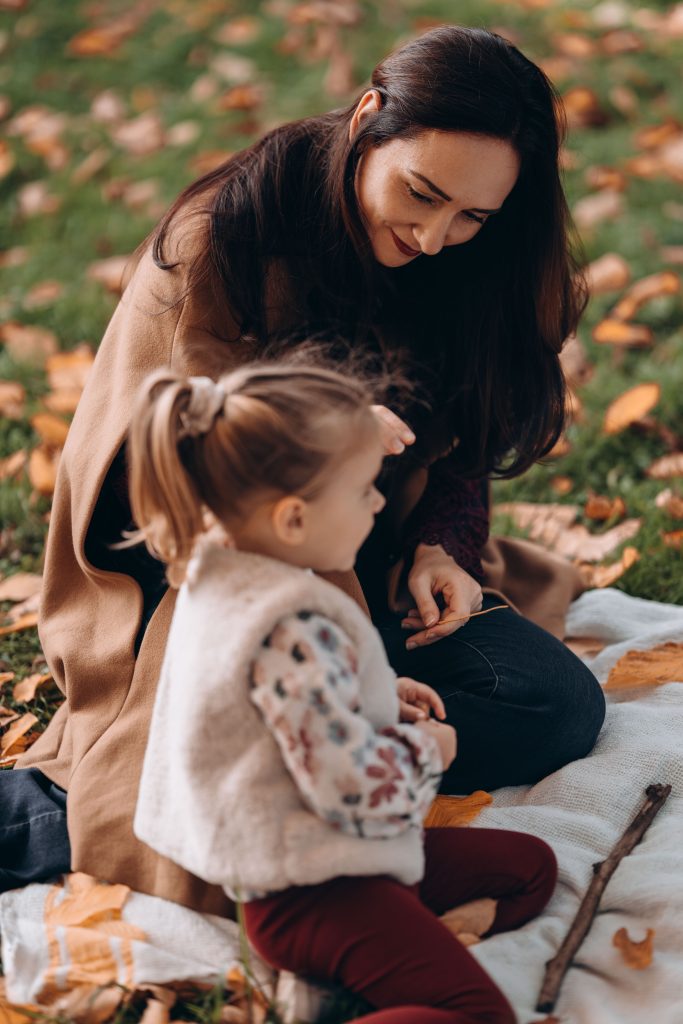 Gros plan de mère et enfant partageant un moment complice en automne, séance photo de famille