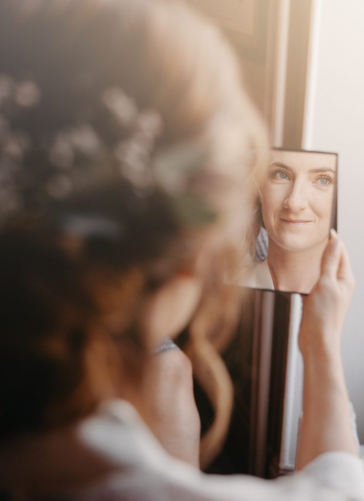 Gros plan de mariés très proches dans un moment intime, séance photo mariage en extérieur
