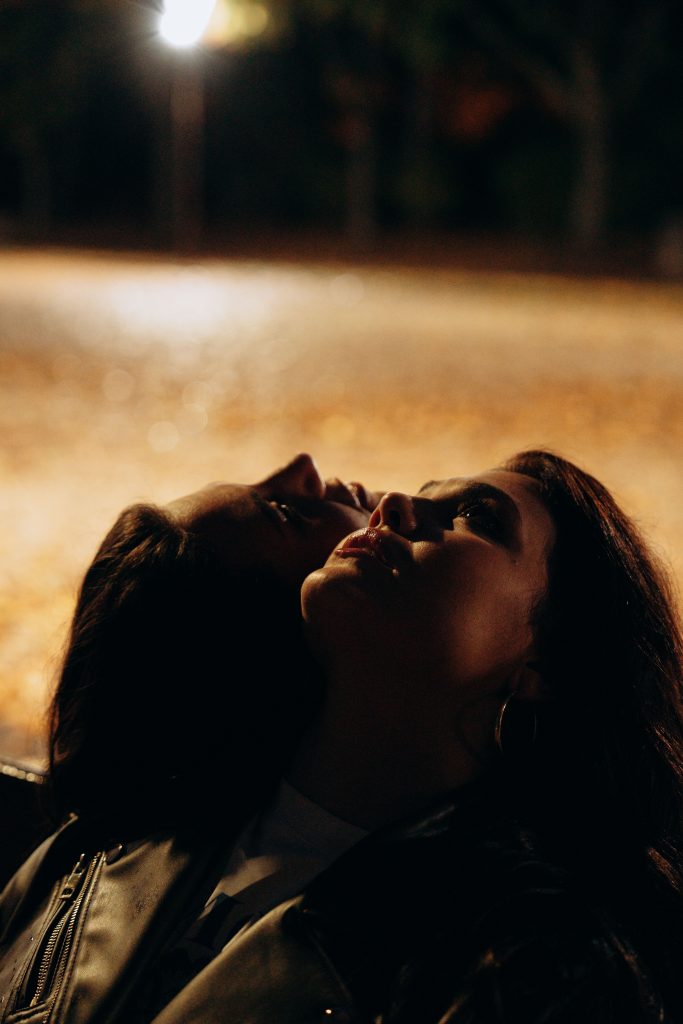 Portrait sensoriel de femme aux cheveux bruns de profil en lumière dorée automnale, séance photo