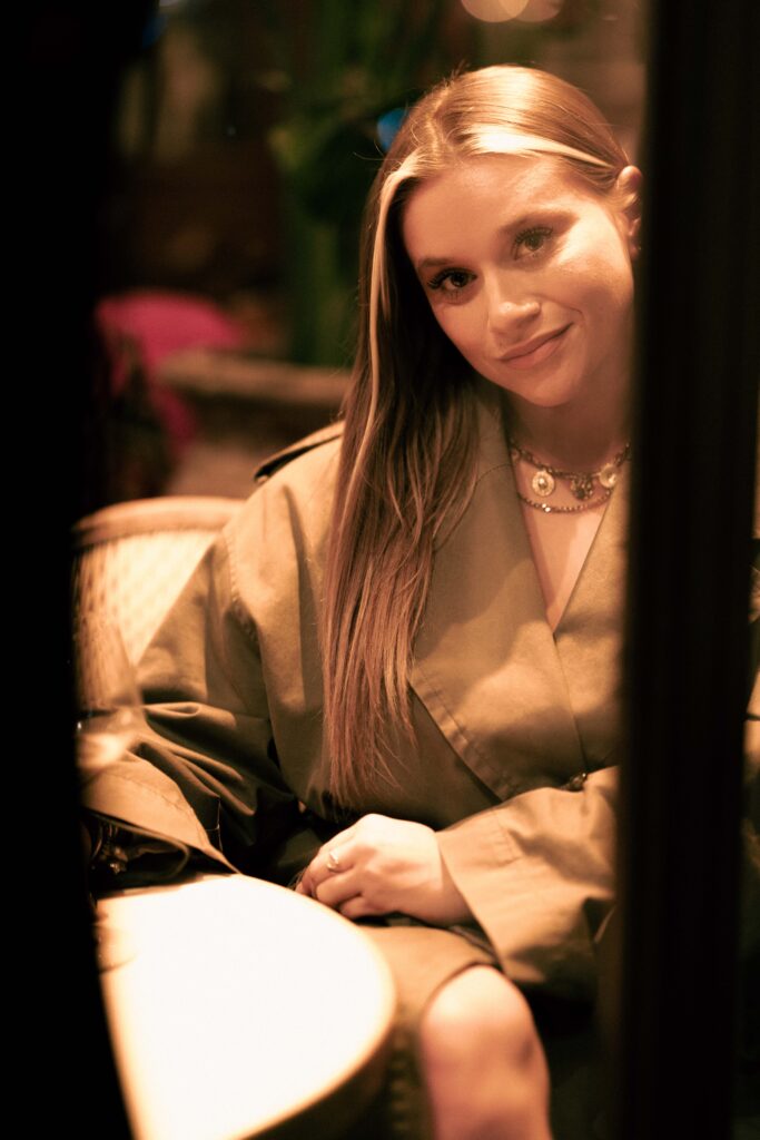 Portrait lifestyle de femme dans une ambiance tamisée et cozy, séance photo féminine