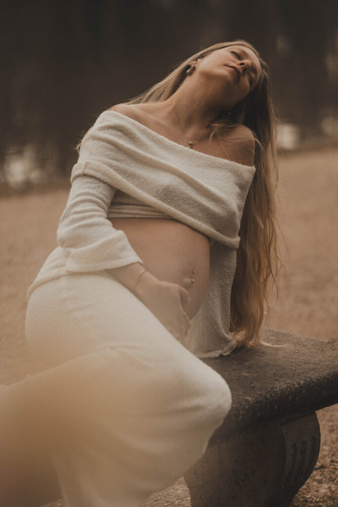 Détail d'un pull beige sur une silhouette féminine, séance photo lifestyle mode