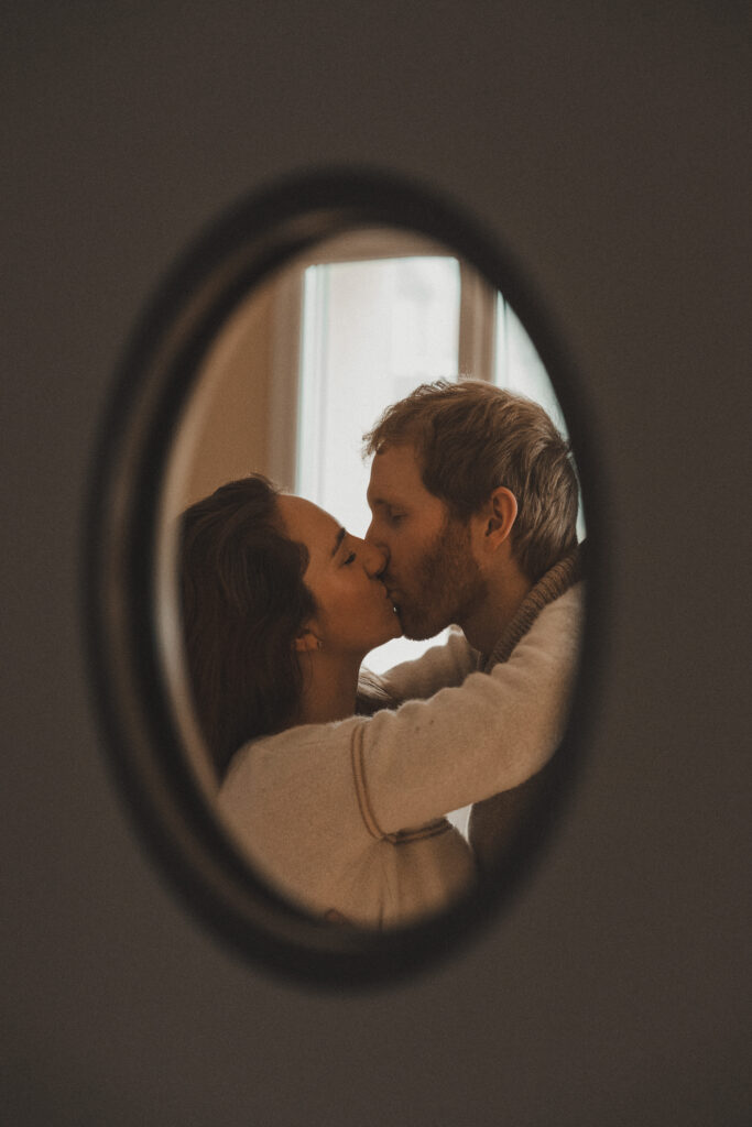 Couple s'embrassant tendrement lors d'une séance photo intime en extérieur