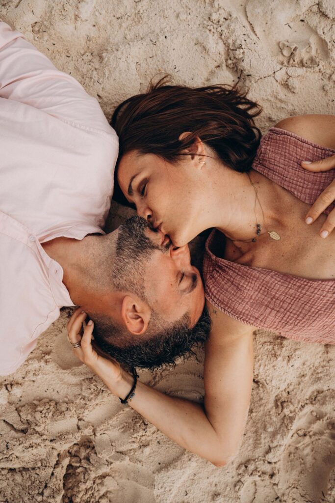 Couple s'embrassant tendrement, vue du dessus, séance photo de couple romantique