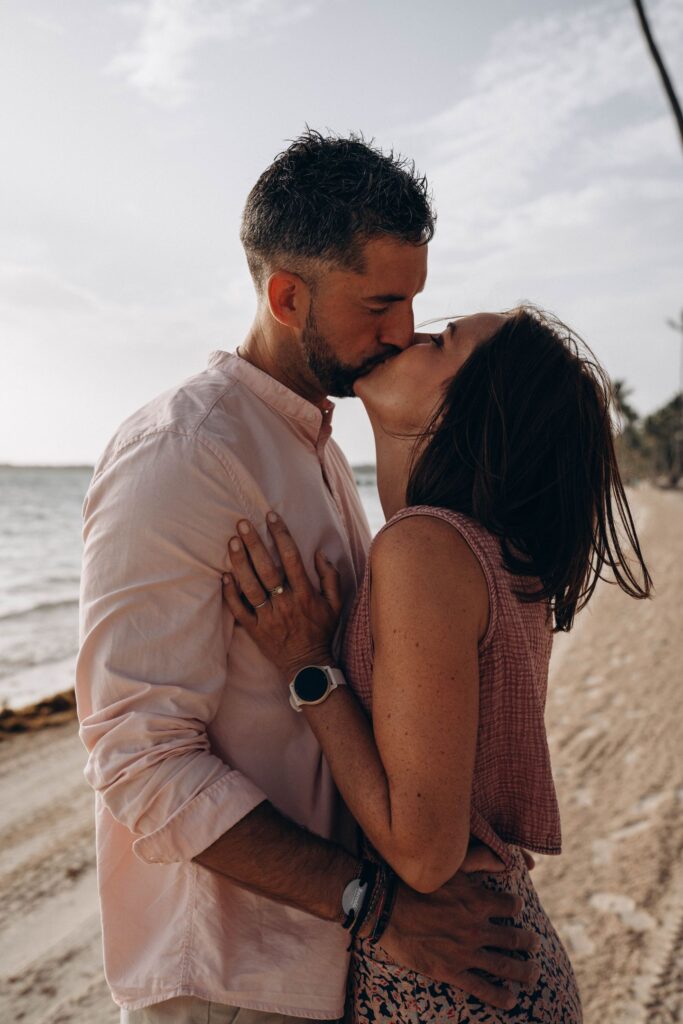 Couple enlacé sur la plage, séance photo de couple romantique au bord de la mer
