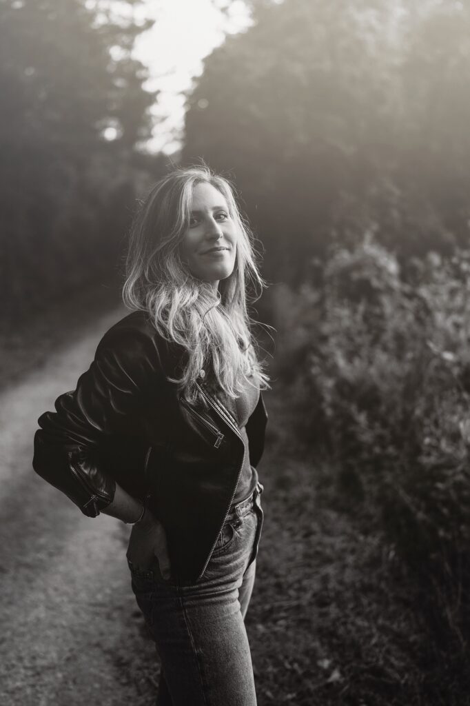 Portrait artistique de femme de dos en noir et blanc, séance photo mode féminine