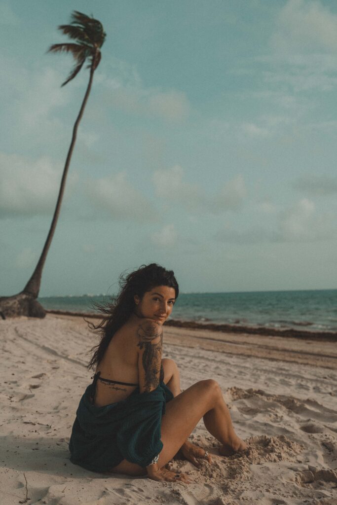 Portrait émotionnel d'une femme aux cheveux bouclés lors d'une séance photo lifestyle