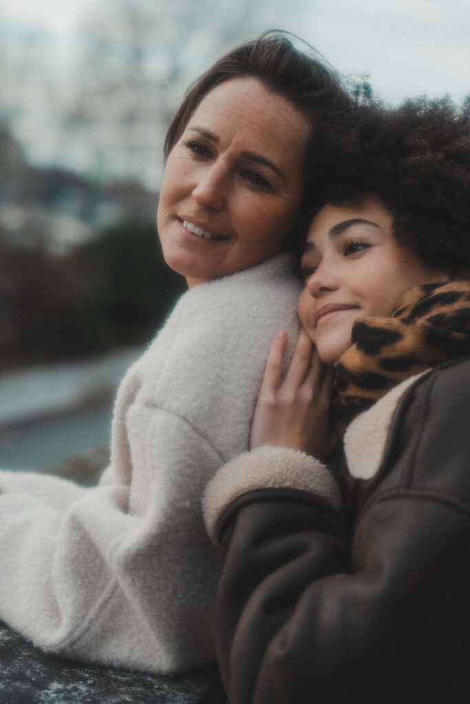 Gros plan de deux femmes face à face, moment de tendresse intime lors d'une séance photo