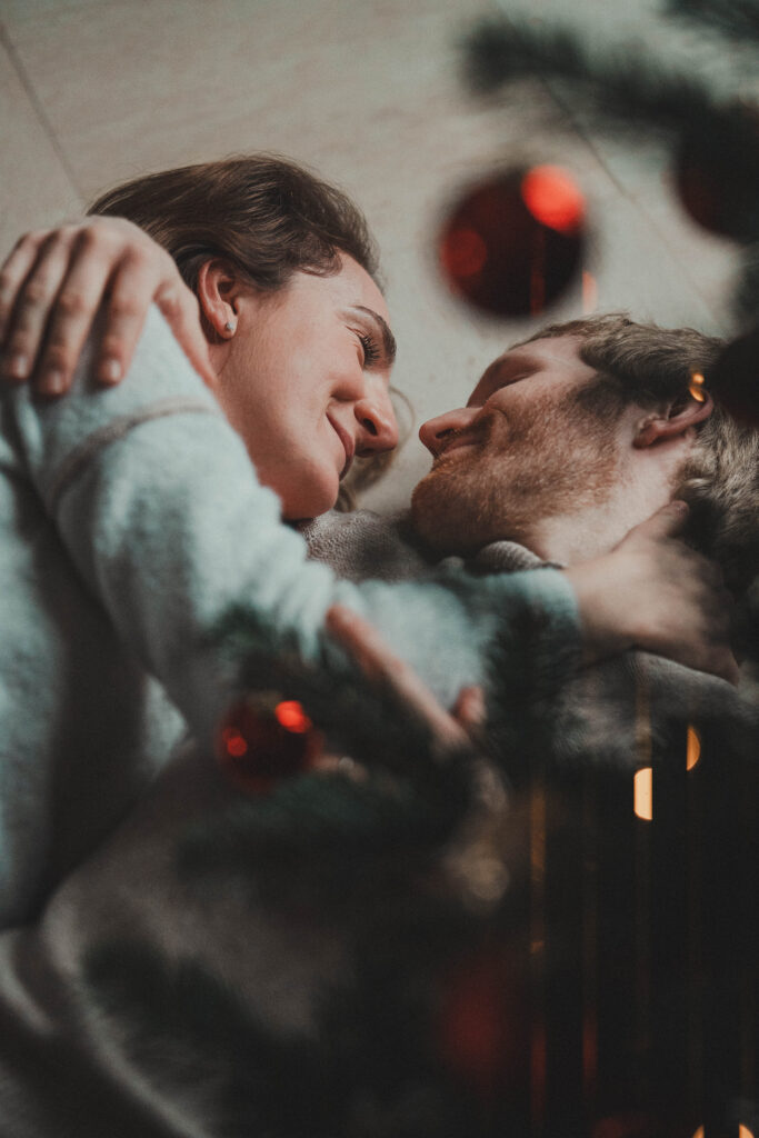 Couple se regardant de très près, moment d'intimité intense lors d'une séance photo